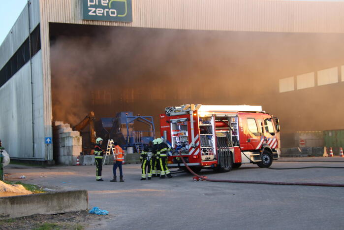 Graafmachine uitgebrand in loods van afvalverwerker