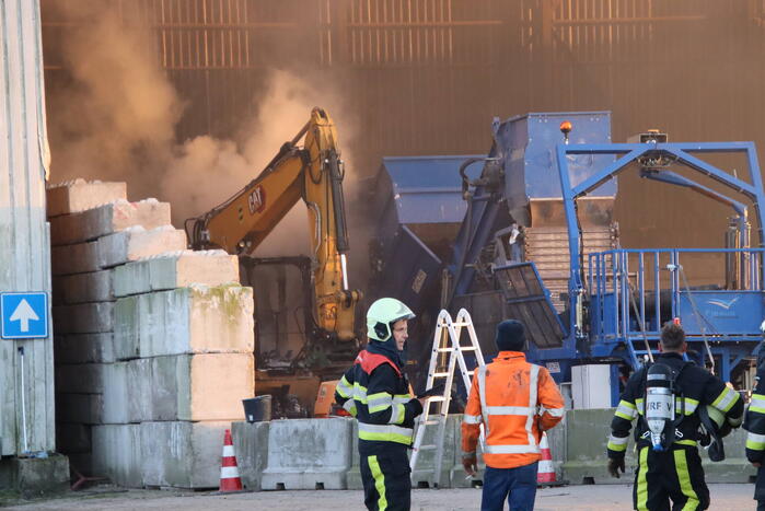 Graafmachine uitgebrand in loods van afvalverwerker