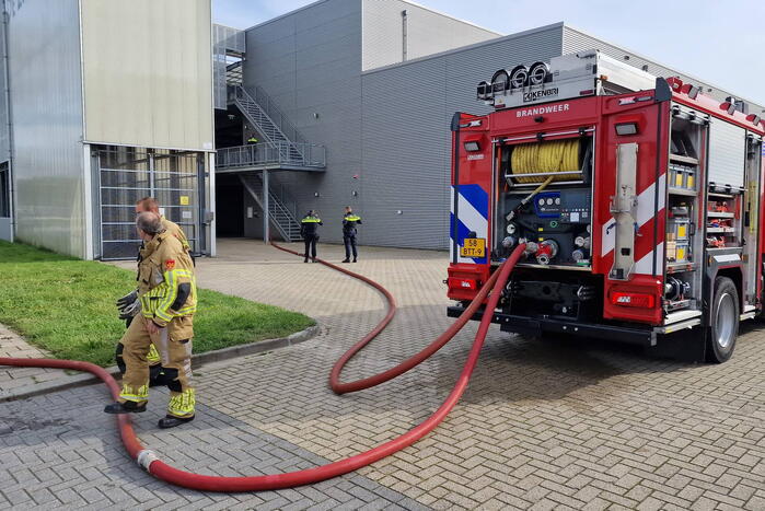 Brandweer schaalt op bij brand in bedrijfsverzamelpand