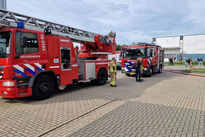 Brandweer schaalt op bij brand in bedrijfsverzamelpand