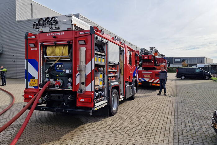 Brandweer schaalt op bij brand in bedrijfsverzamelpand