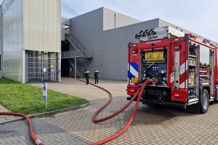 Brandweer schaalt op bij brand in bedrijfsverzamelpand