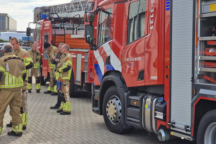 Brandweer schaalt op bij brand in bedrijfsverzamelpand