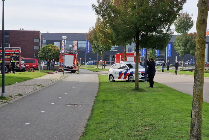 Brandweer schaalt op bij brand in bedrijfsverzamelpand