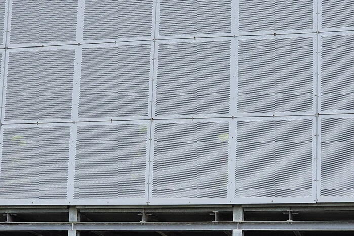 Brandweer schaalt op bij brand in bedrijfsverzamelpand