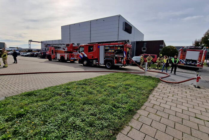Brandweer schaalt op bij brand in bedrijfsverzamelpand