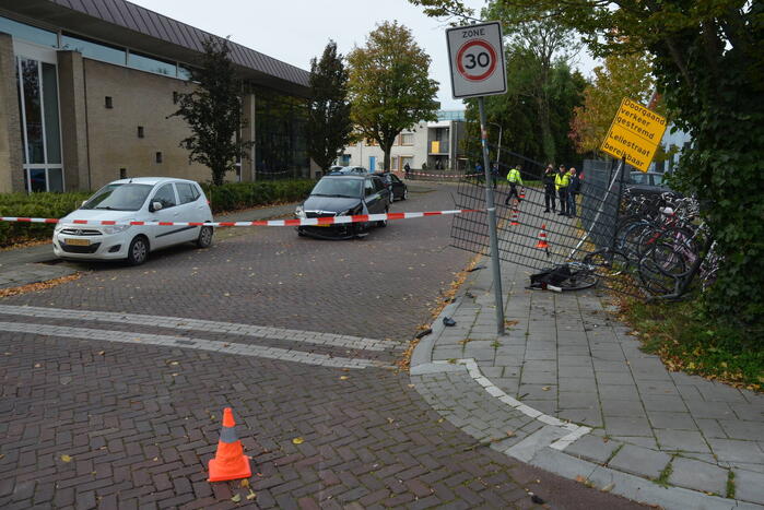 Politie verricht onderzoek nadat fietser geschept is