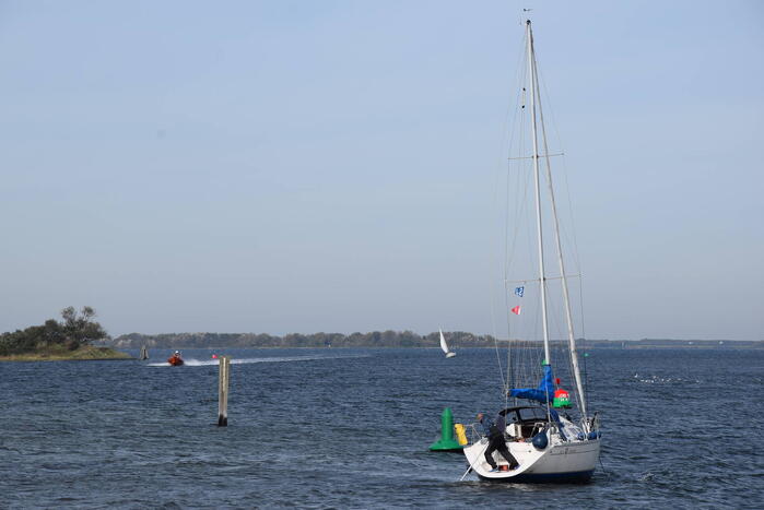 KNRM trekt vastgelopen zeiljacht los