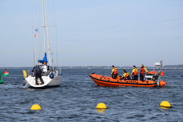 KNRM trekt vastgelopen zeiljacht los