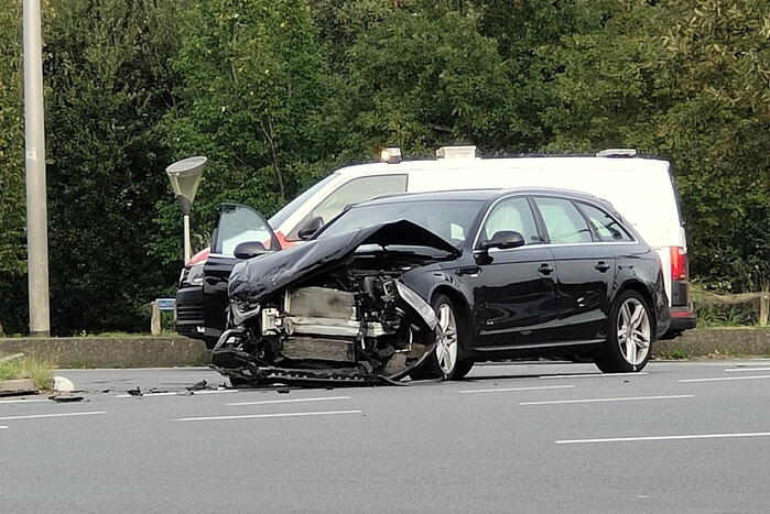 Politieauto in botsing met auto op kruising