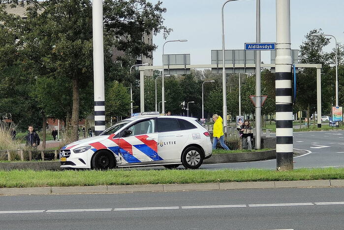Politieauto in botsing met auto op kruising
