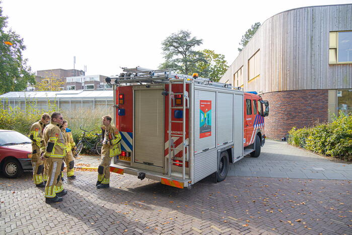 Stapelpapier vliegt in brand Yuverta college