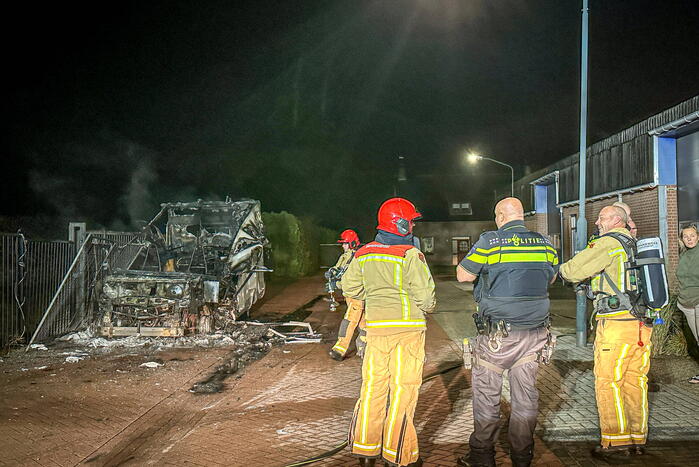 Camper in lichterlaaie op industrieterrein