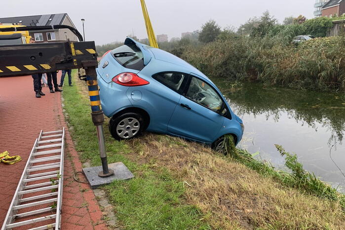 Auto rolt van oprit na vergeten handrem