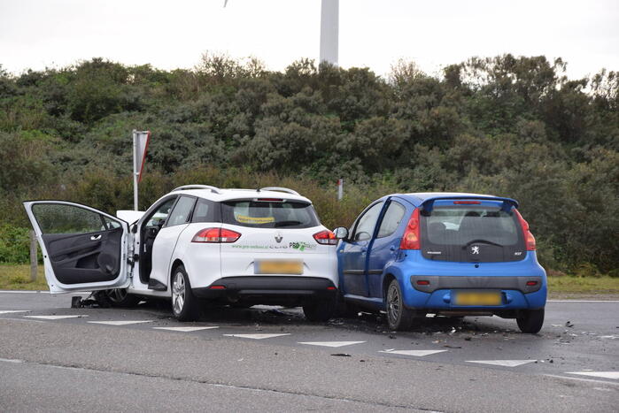 Veel schade bij aanrijding op T-splitsing