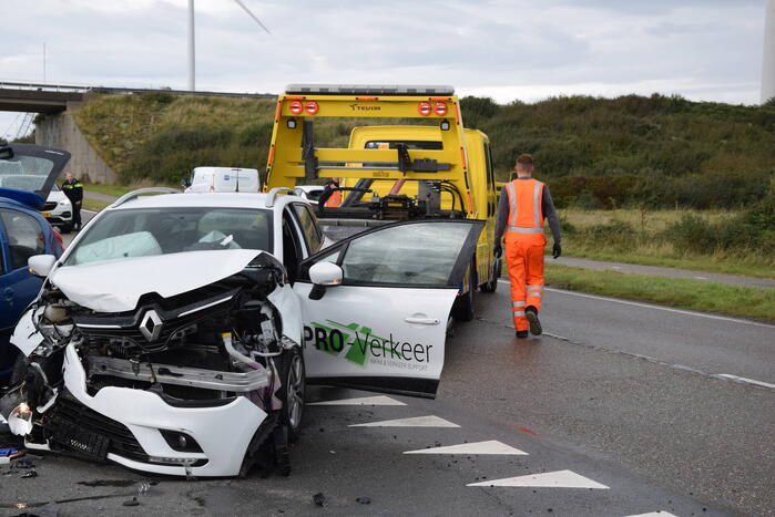 Veel schade bij aanrijding op T-splitsing
