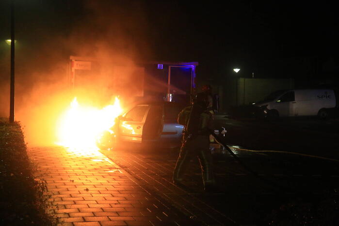 Auto gaat in vlammen op
