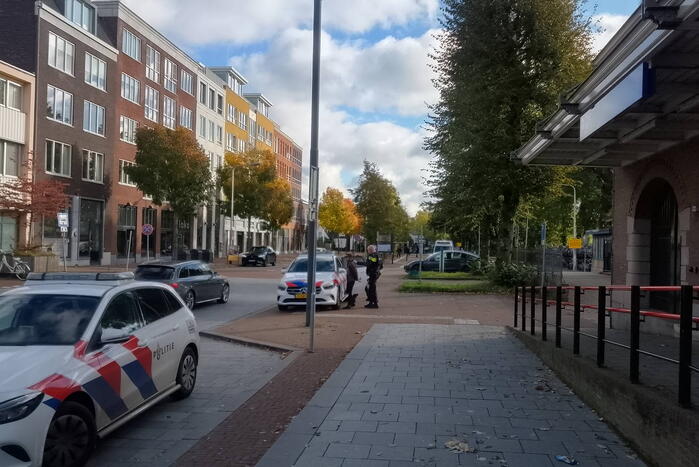 Agenten in kogelwerende vesten houden man aan in trein