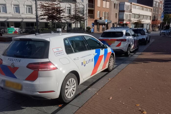 Agenten in kogelwerende vesten houden man aan in trein