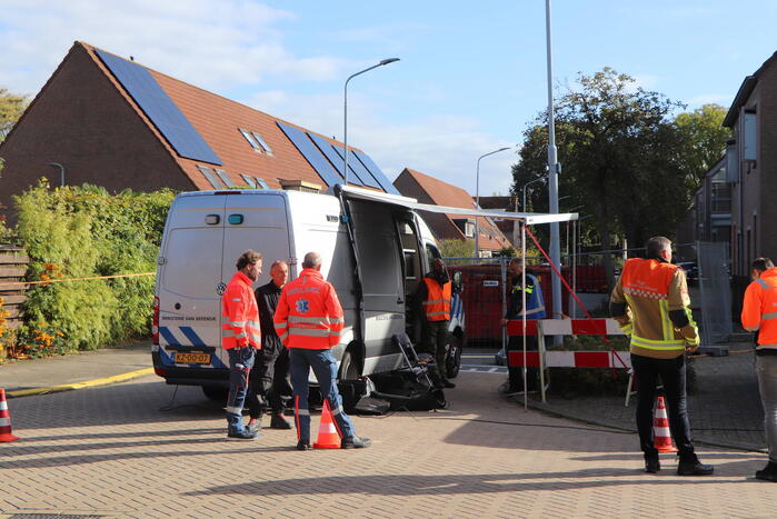 EOD haalt explosief materiaal uit woning