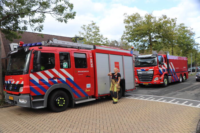 EOD haalt explosief materiaal uit woning