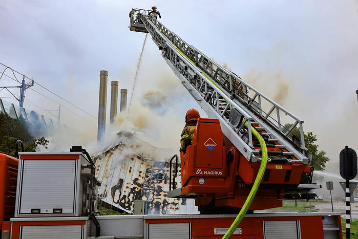 Veel brandweer ingezet voor grote gebouwbrand