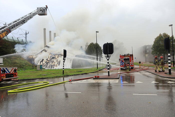 Veel brandweer ingezet voor grote gebouwbrand
