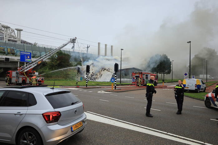 Veel brandweer ingezet voor grote gebouwbrand