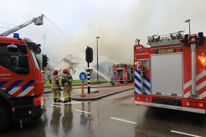 Veel brandweer ingezet voor grote gebouwbrand