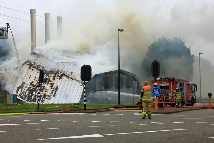 Veel brandweer ingezet voor grote gebouwbrand