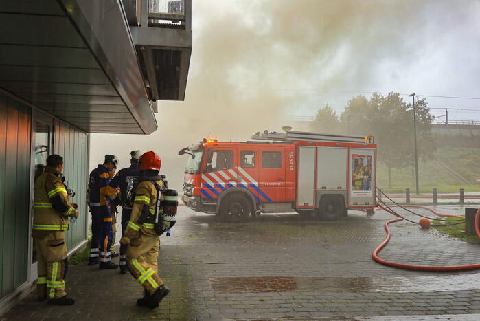 Veel brandweer ingezet voor grote gebouwbrand