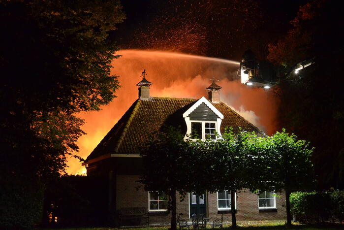 Uitslaande brand in woonboerderij met rieten dak