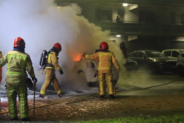 Brandweer stelt onderzoek in naar autobrand