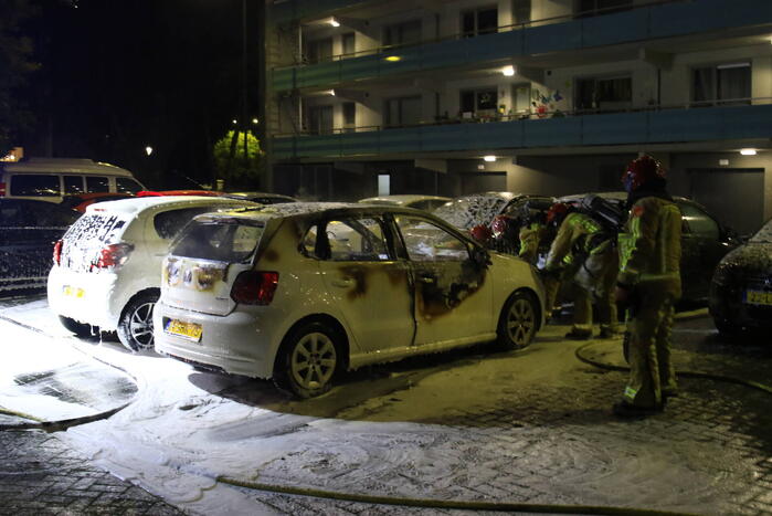 Brandweer stelt onderzoek in naar autobrand