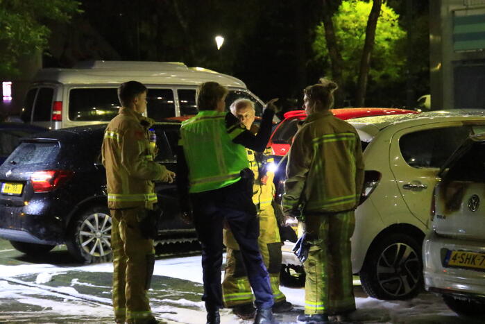 Brandweer stelt onderzoek in naar autobrand
