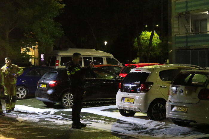 Brandweer stelt onderzoek in naar autobrand