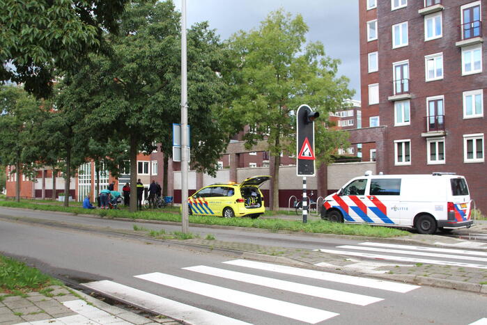 Man en kind ten val met fiets