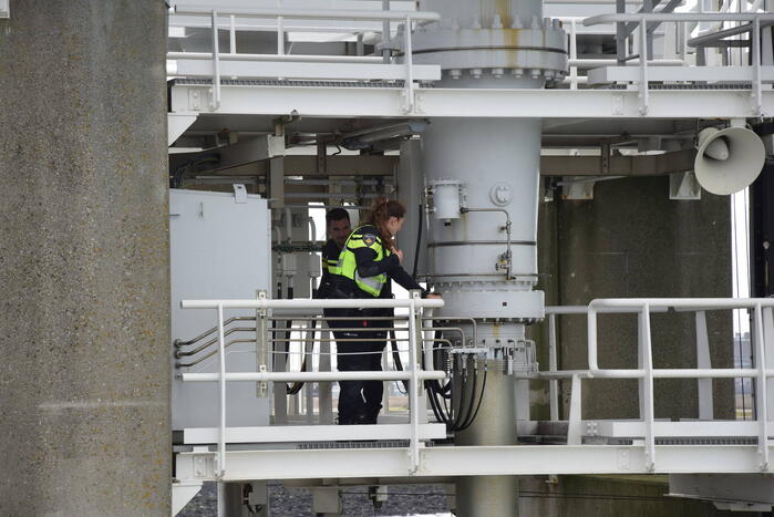Grote zoekactie nadat stropers van Oosterscheldekering klimmen