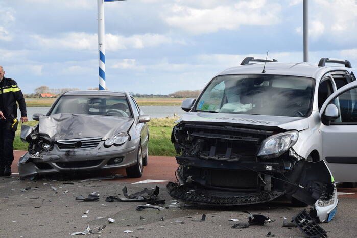 Flinke schade bij frontale botsing op kruising