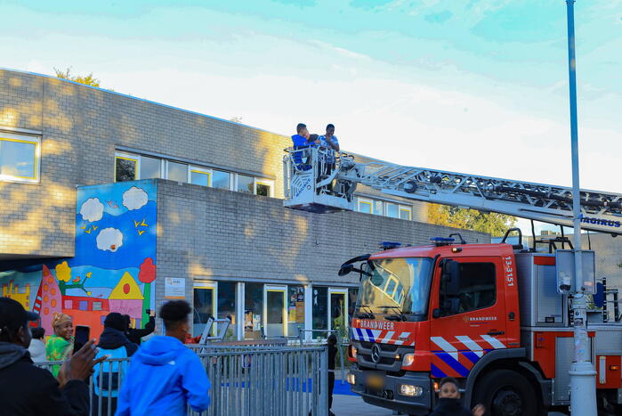 Kinderen klimmen op dak van school en durven er niet meer vanaf