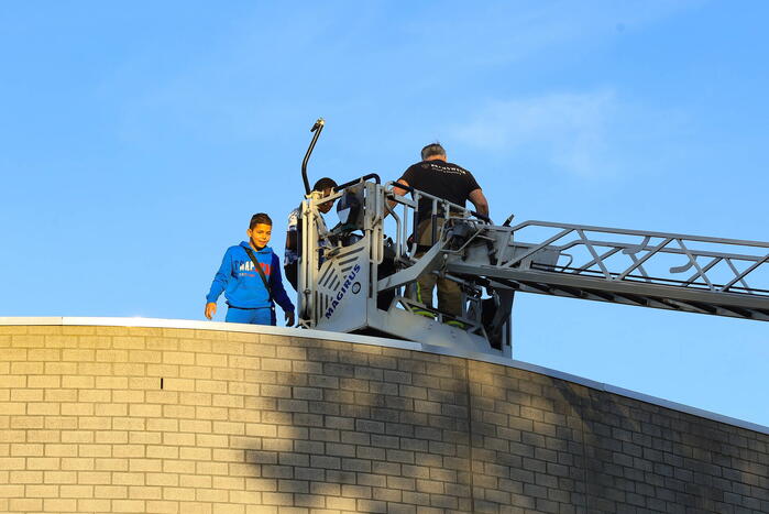 Kinderen klimmen op dak van school en durven er niet meer vanaf