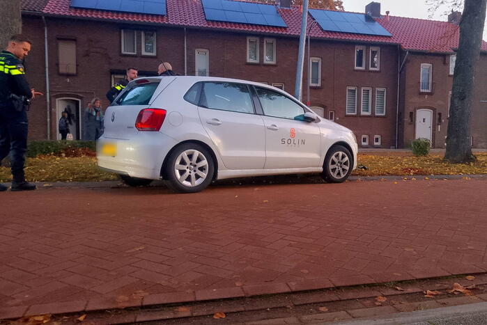 Bestuurder komt met auto tegen lantaarnpaal tot stilstand