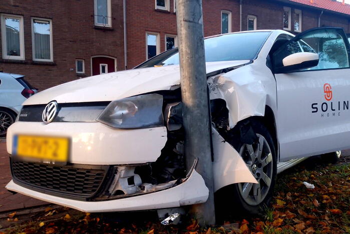 Bestuurder komt met auto tegen lantaarnpaal tot stilstand