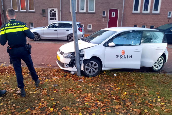 Bestuurder komt met auto tegen lantaarnpaal tot stilstand
