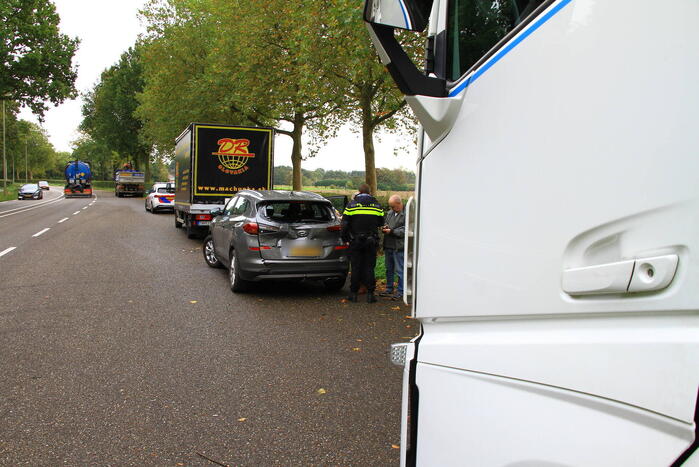 Vrachtwagen klapt achterop personenauto