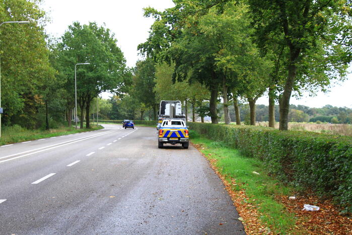 Vrachtwagen klapt achterop personenauto