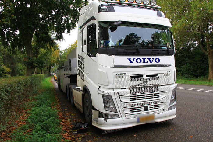 Vrachtwagen klapt achterop personenauto