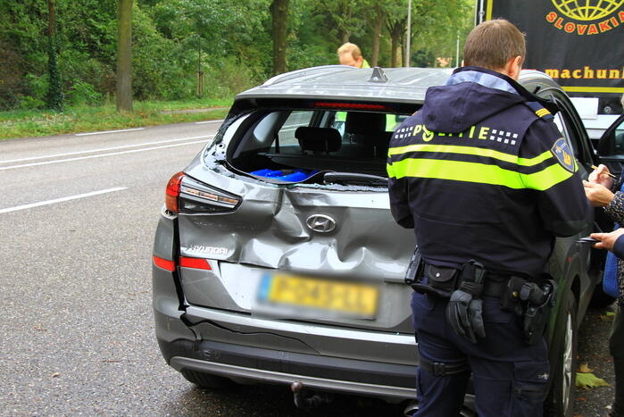 Vrachtwagen klapt achterop personenauto