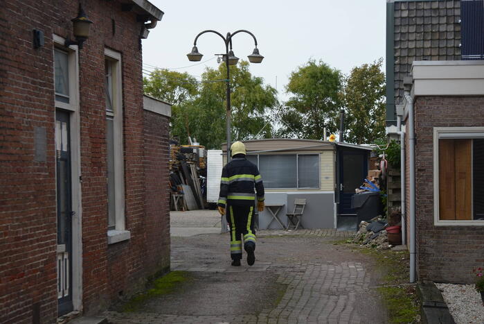 Speelhut achter woning vat vlam