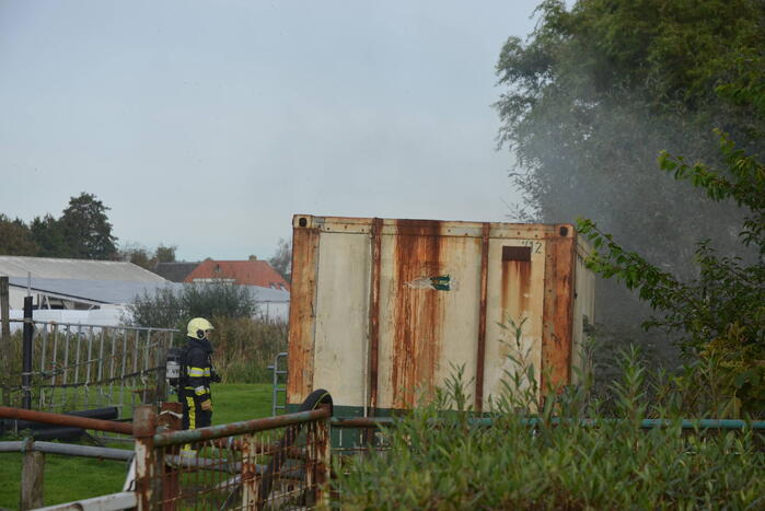Speelhut achter woning vat vlam